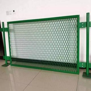 護(hù)欄網(wǎng)表面浸塑有什么好處？